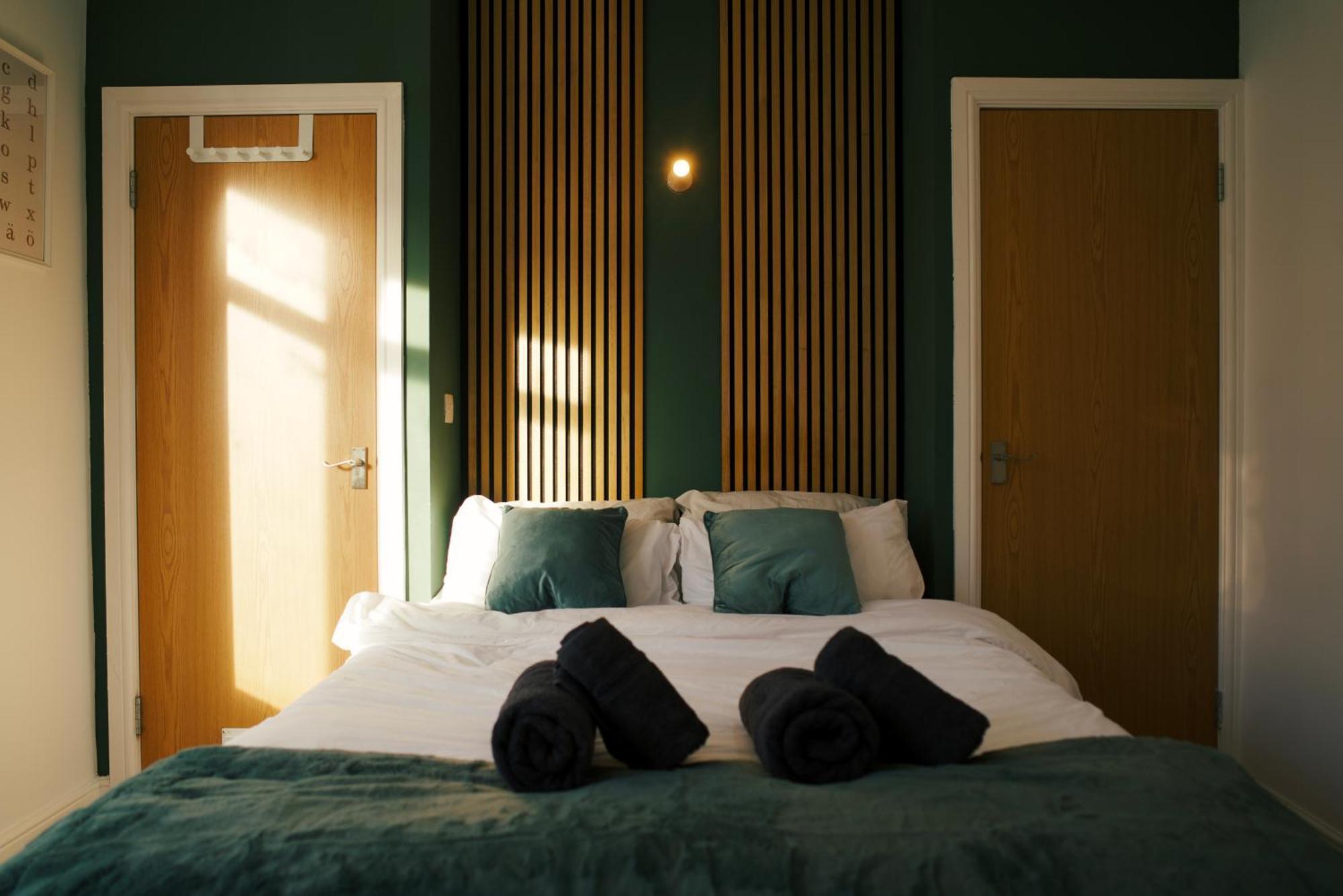 Luxury 3 Bed Centre Apartment *
