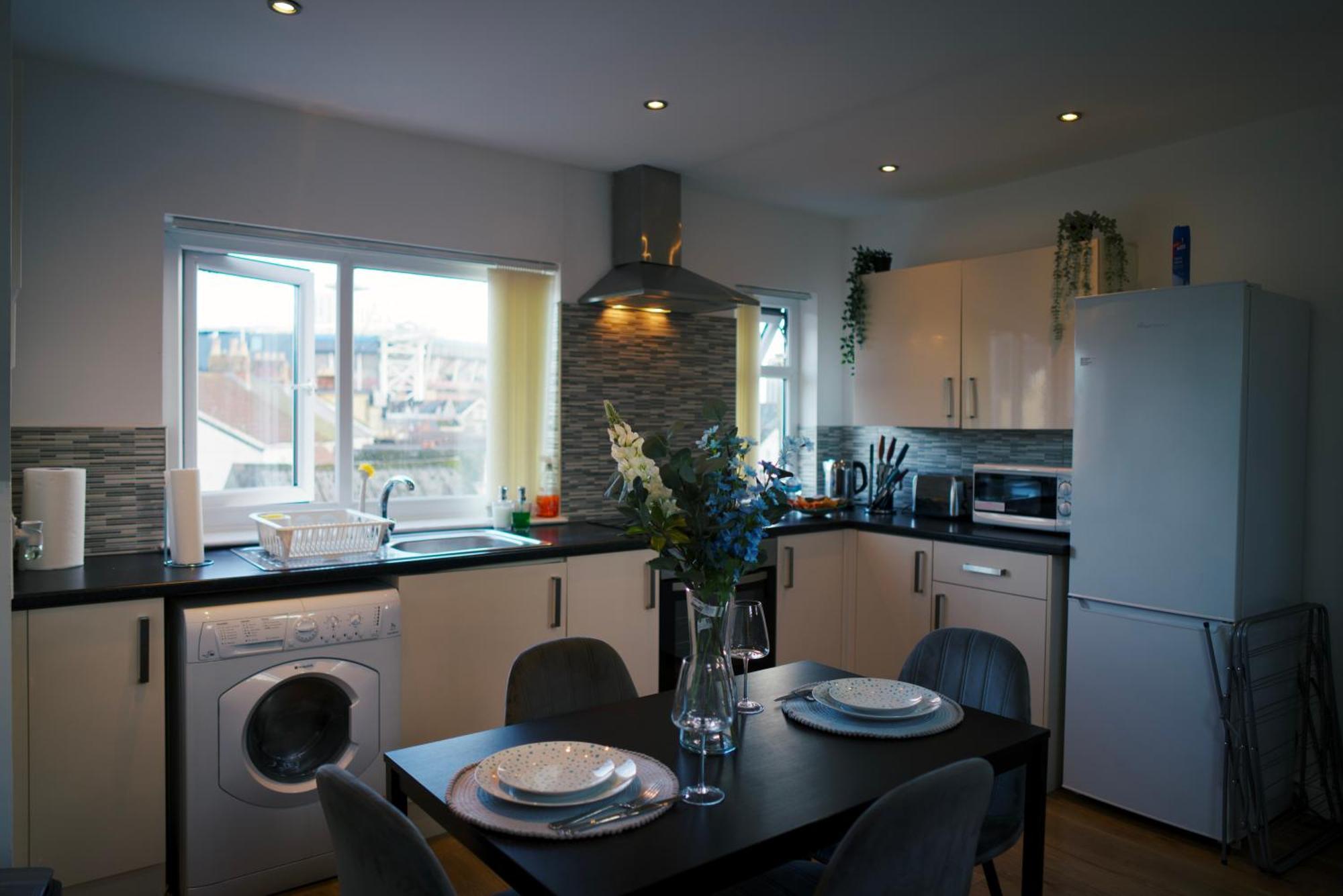 Luxury 3 Bed Centre Apartment *