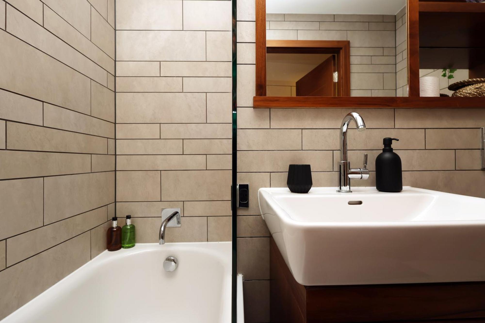 Super Central-quiet-parking-by Fabaccommodation Apartment