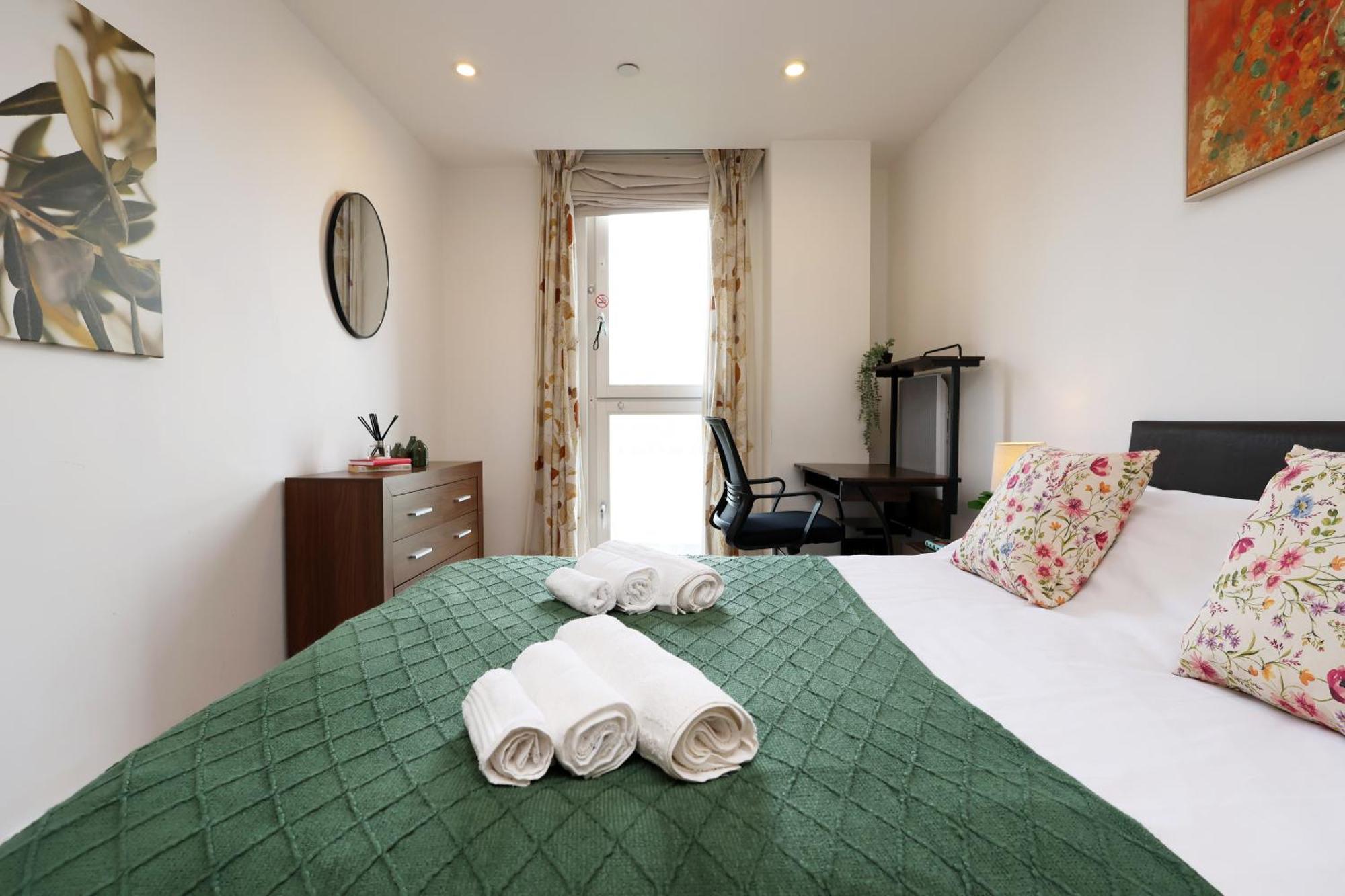 Apartment Super Central-quiet-parking-by Fabaccommodation