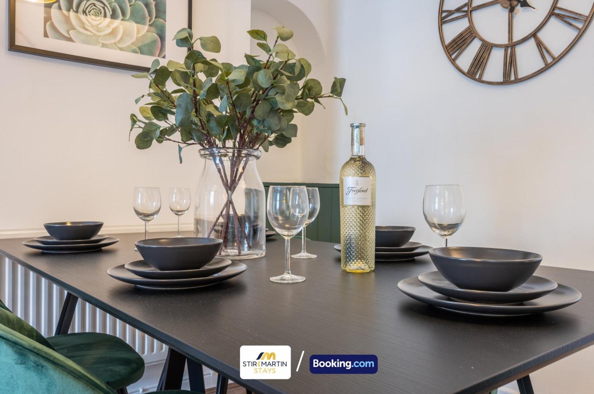 Stylish 2 Bedroom Townhouse By Stirkmartin Short Lets & Serviced With Free Parking & Sleeps5 *
