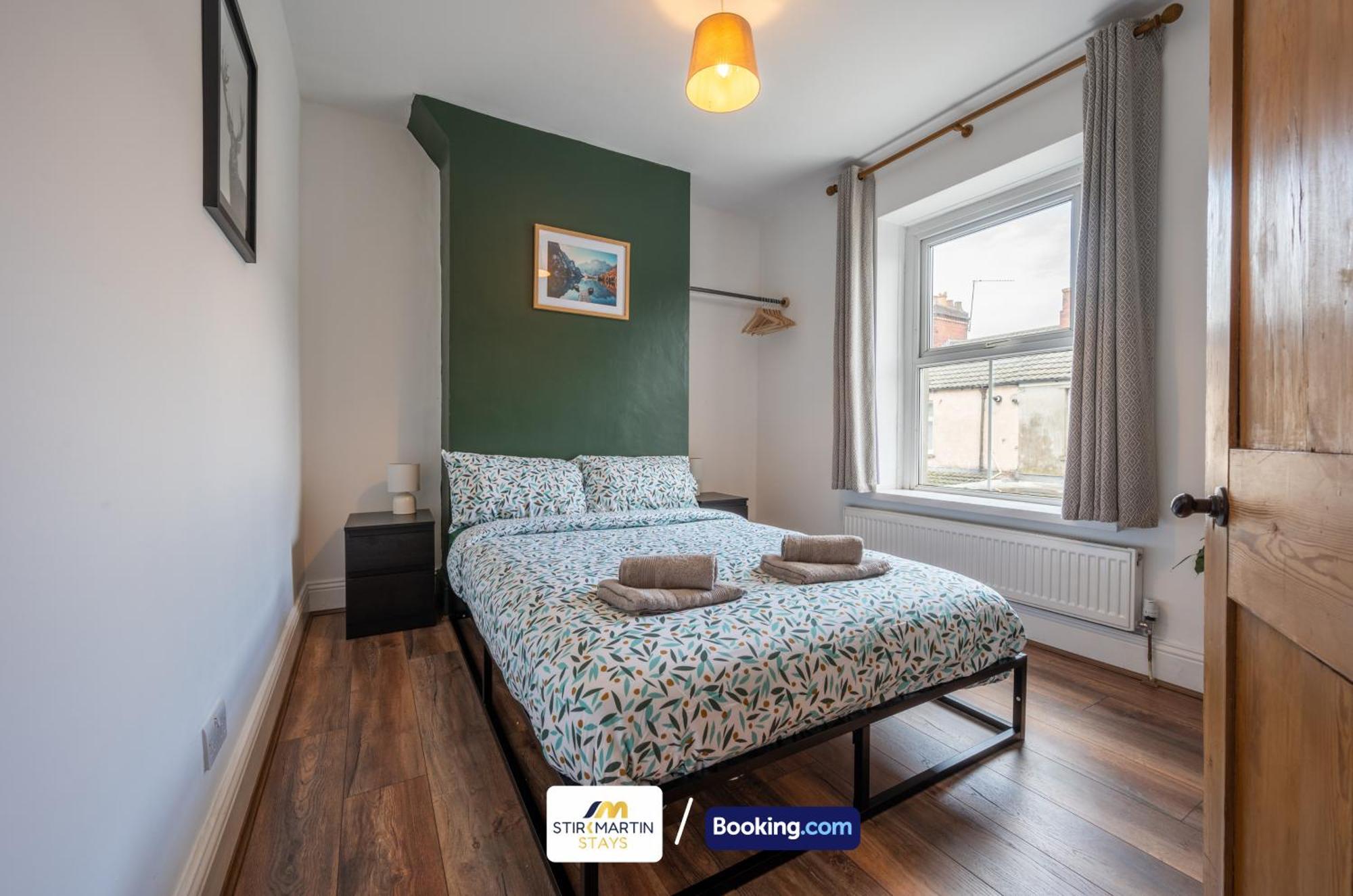 Stylish 2 Bedroom Townhouse By Stirkmartin Short Lets & Serviced With Free Parking & Sleeps5 Holiday home *