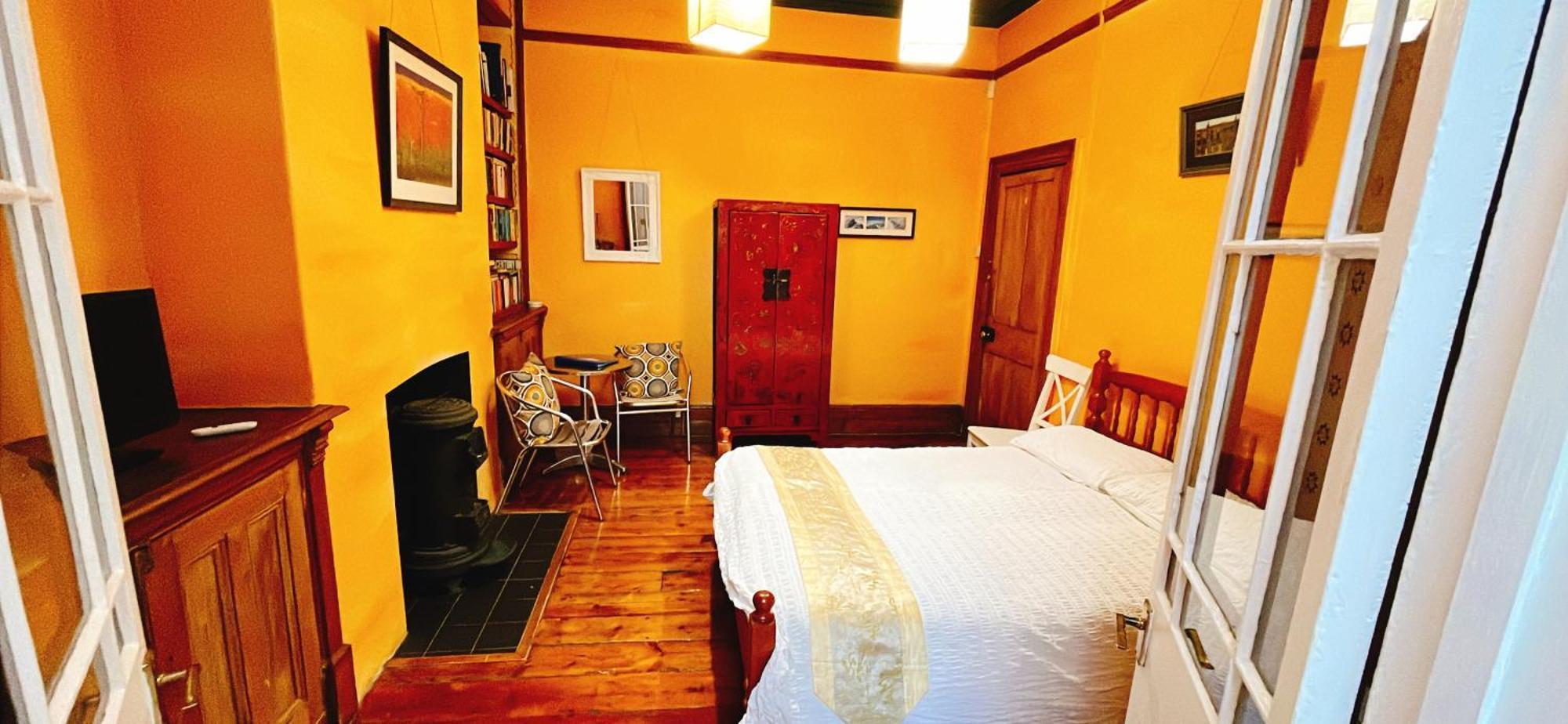 Bed & Breakfast Funky Urban Jungle Cardiff