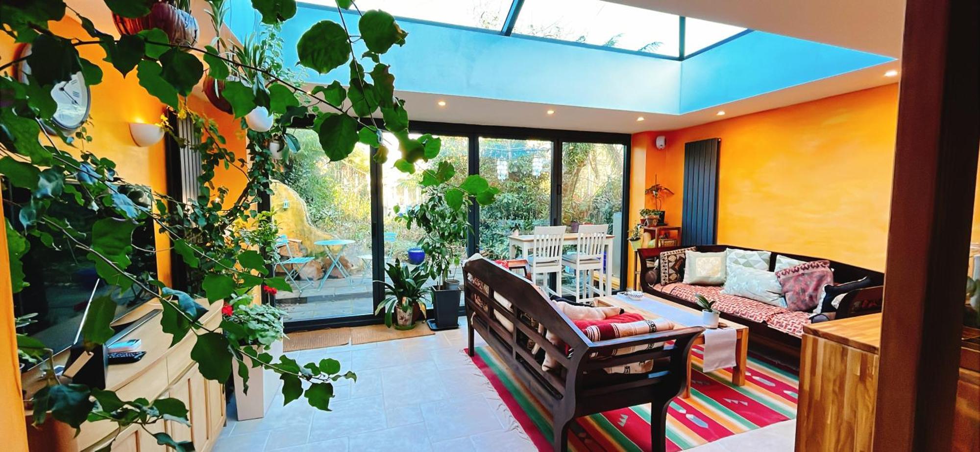 Bed & Breakfast Funky Urban Jungle Cardiff