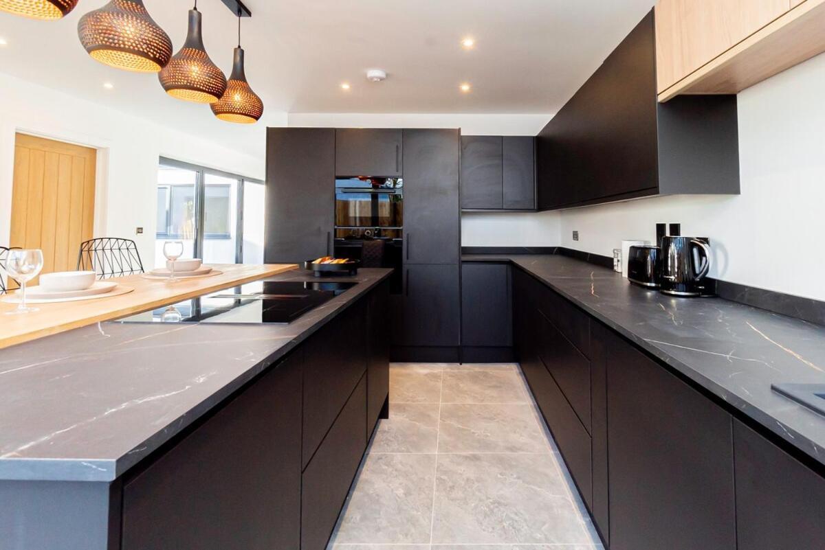 Luxury With Parking Near Everything! Netflix, Pool, Gaming - Long Savings - Perfect For Nhs, Contractors, Relocators Holiday home *