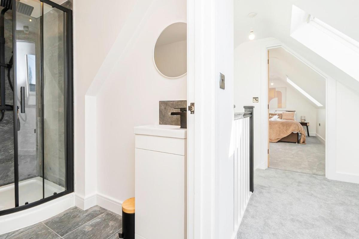 Luxury With Parking Near Everything! Netflix, Pool, Gaming - Long Savings - Perfect For Nhs, Contractors, Relocators