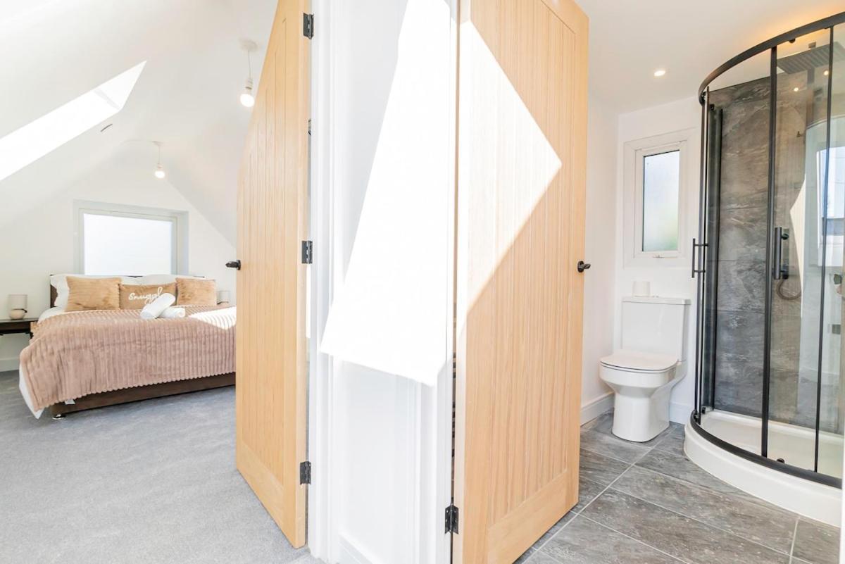 Luxury With Parking Near Everything! Netflix, Pool, Gaming - Long Savings - Perfect For Nhs, Contractors, Relocators Holiday home