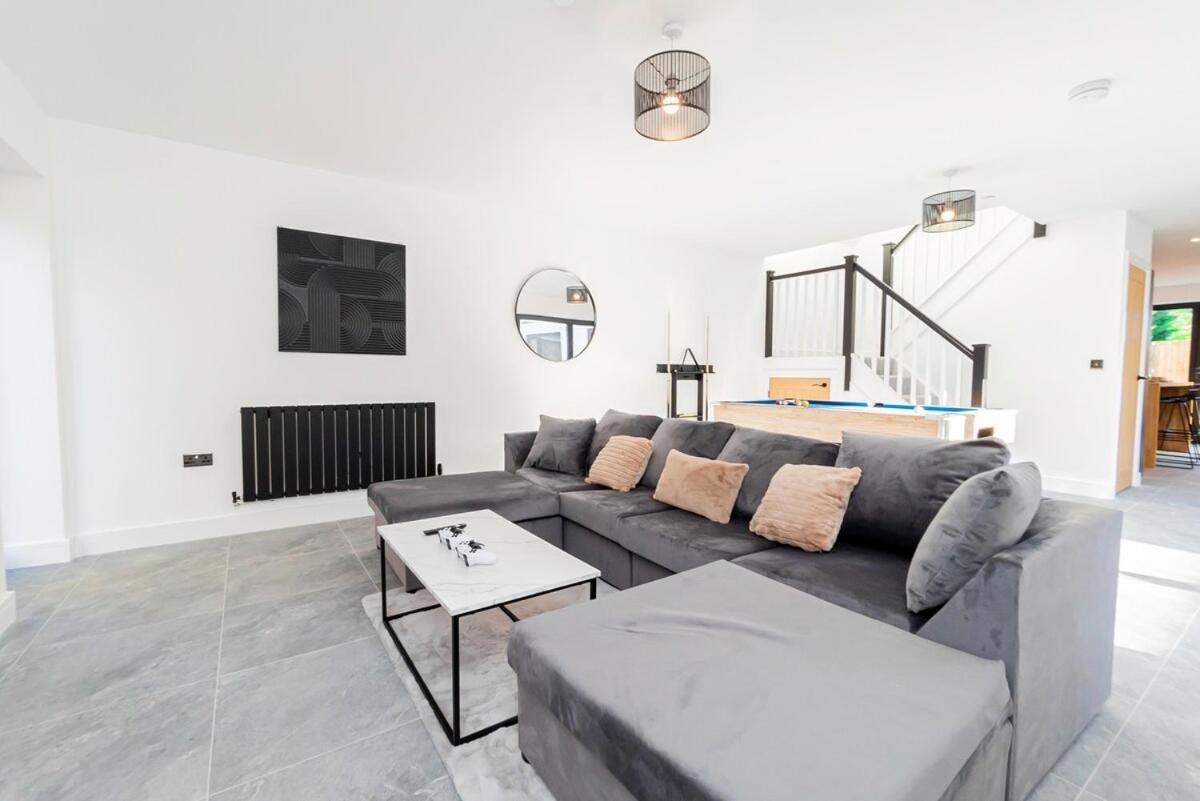 Holiday home Luxury With Parking Near Everything! Netflix, Pool, Gaming - Long Savings - Perfect For Nhs, Contractors, Relocators Cardiff