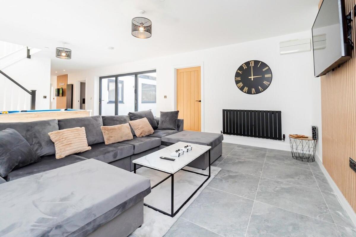 Holiday home Luxury With Parking Near Everything! Netflix, Pool, Gaming - Long Savings - Perfect For Nhs, Contractors, Relocators