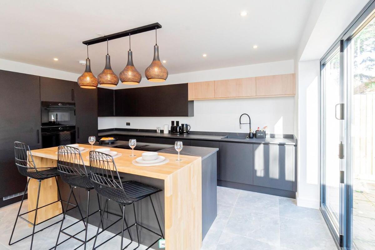Luxury With Parking Near Everything! Netflix, Pool, Gaming - Long Savings - Perfect For Nhs, Contractors, Relocators Holiday home Cardiff