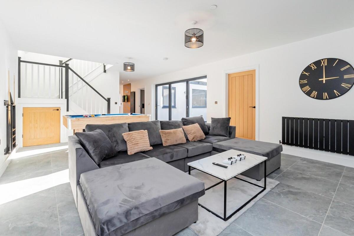 Luxury With Parking Near Everything! Netflix, Pool, Gaming - Long Savings - Perfect For Nhs, Contractors, Relocators Holiday home