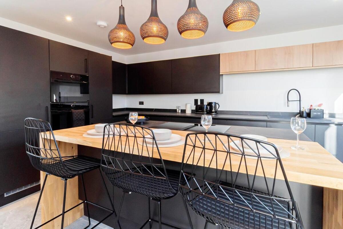 Luxury With Parking Near Everything! Netflix, Pool, Gaming - Long Savings - Perfect For Nhs, Contractors, Relocators * Cardiff