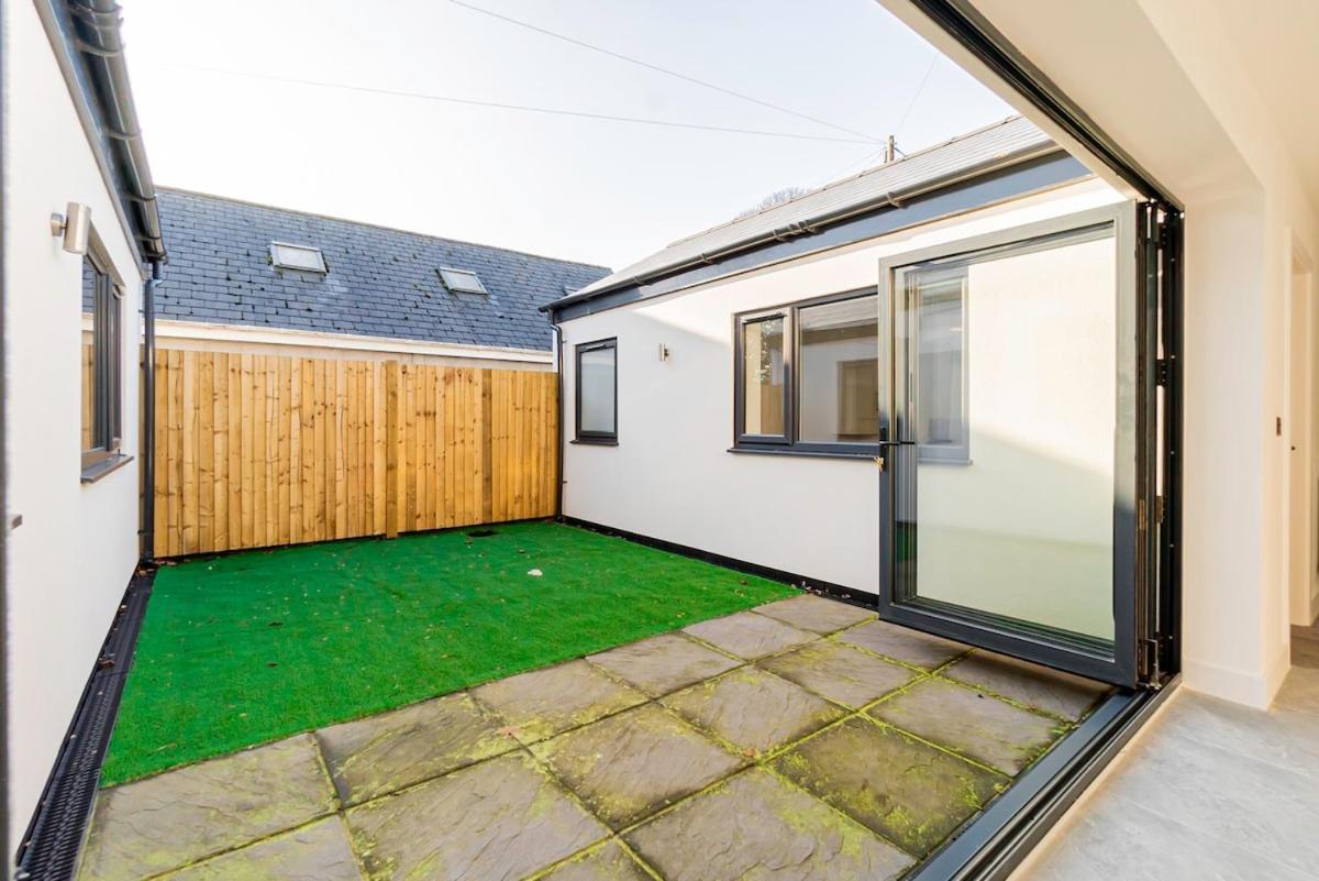 Luxury With Parking Near Everything! Netflix, Pool, Gaming - Long Savings - Perfect For Nhs, Contractors, Relocators Holiday home *