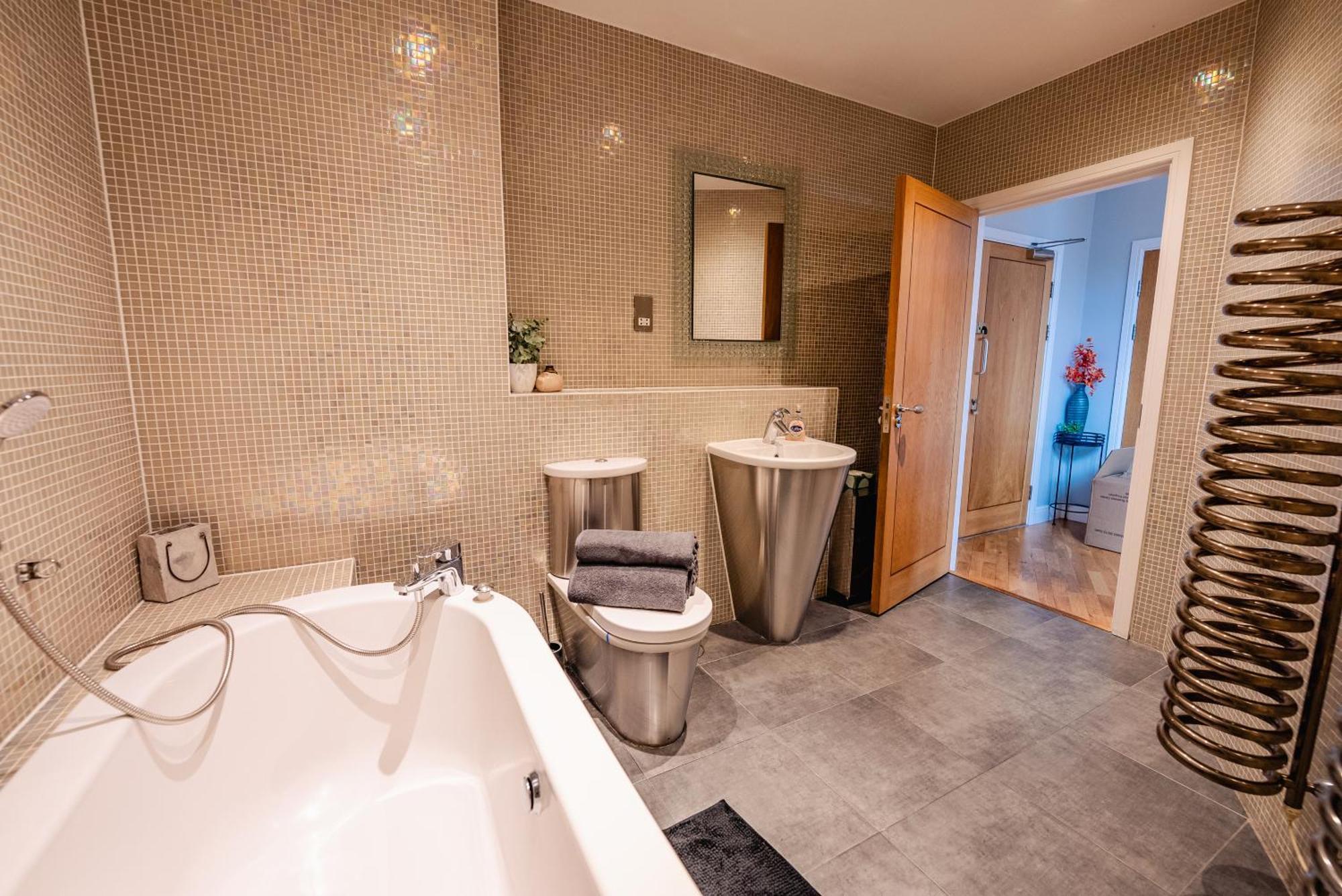 Luxurious Penthouse With Panoramic Views & Free Parking In Centre Apartment