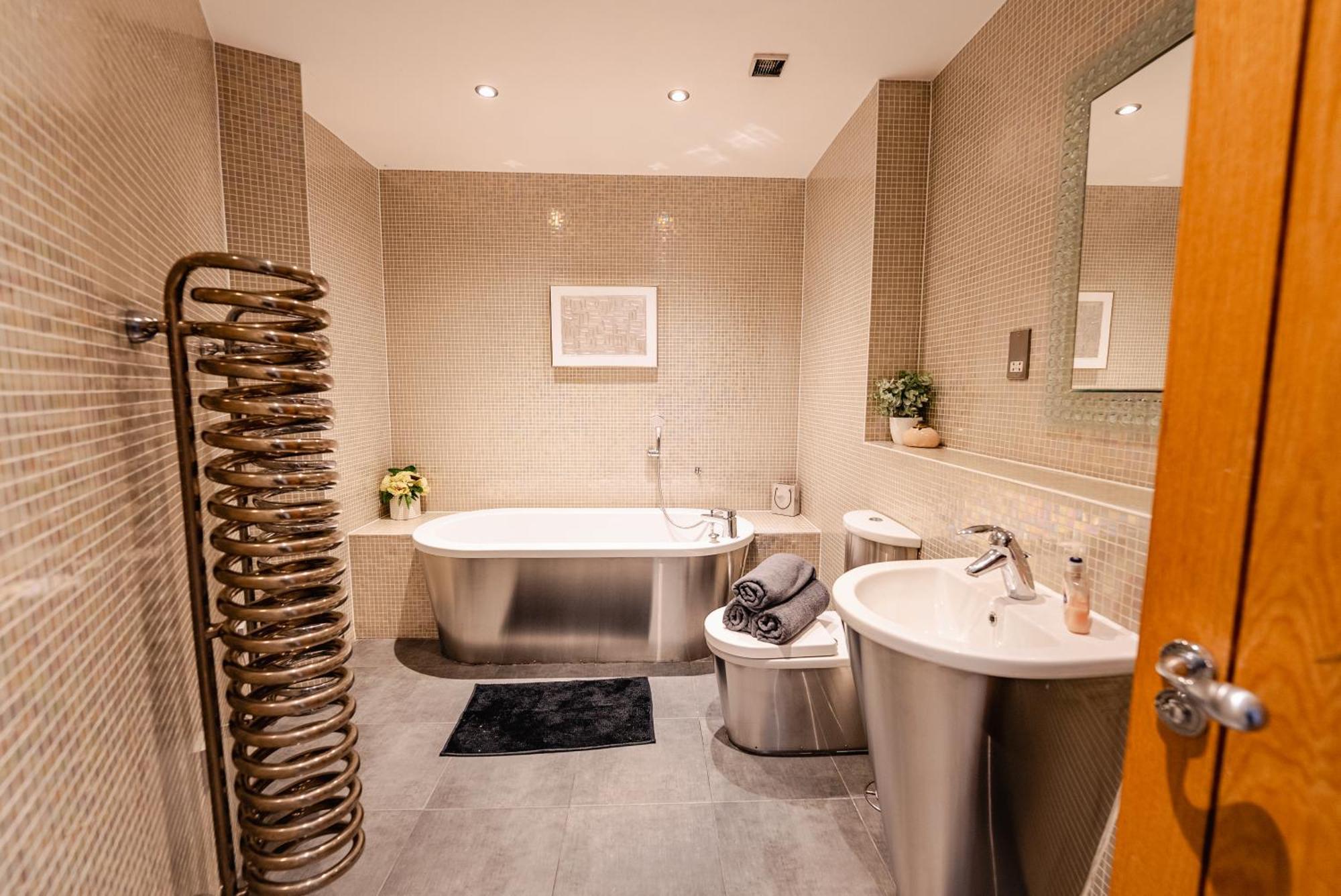 Apartment Luxurious Penthouse With Panoramic Views & Free Parking In Centre Cardiff