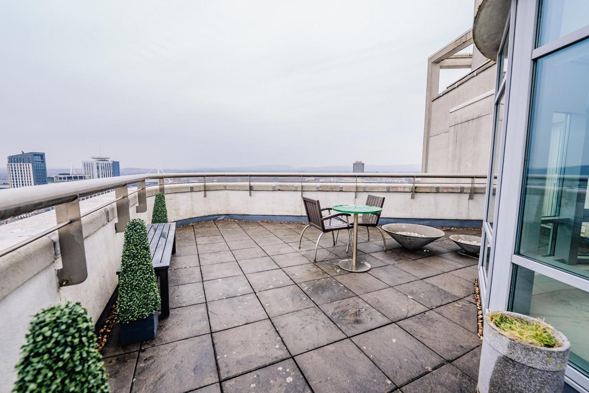 Luxurious Penthouse With Panoramic Views & Free Parking In Centre