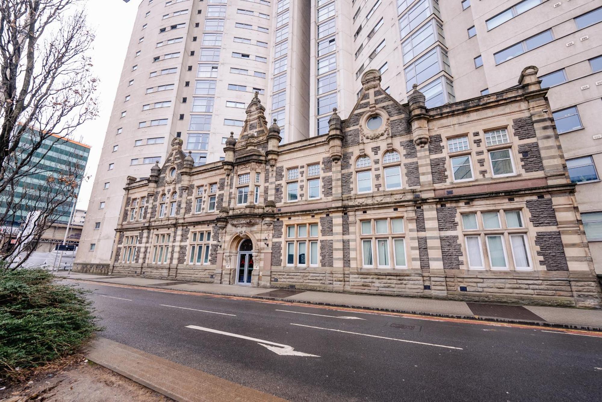 Luxurious Penthouse With Panoramic Views & Free Parking In Centre Apartment