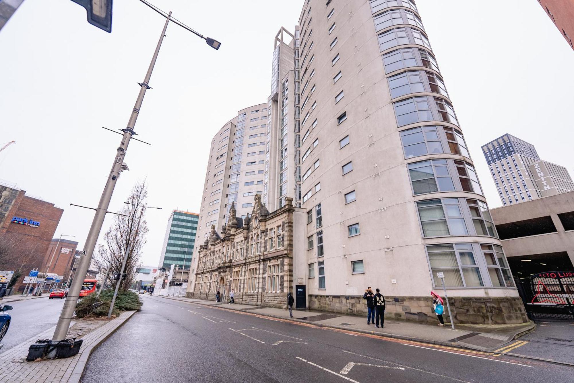 Apartment Luxurious Penthouse With Panoramic Views & Free Parking In Centre