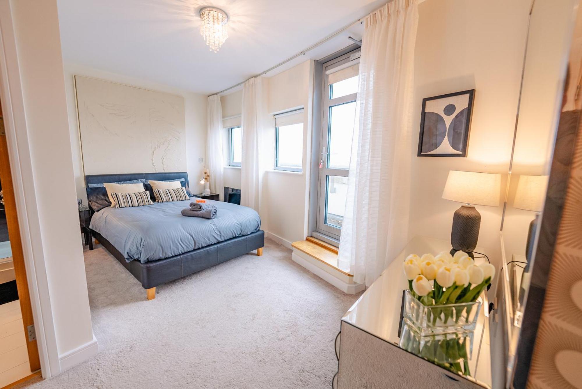 Luxurious Penthouse With Panoramic Views & Free Parking In Centre Apartment Cardiff
