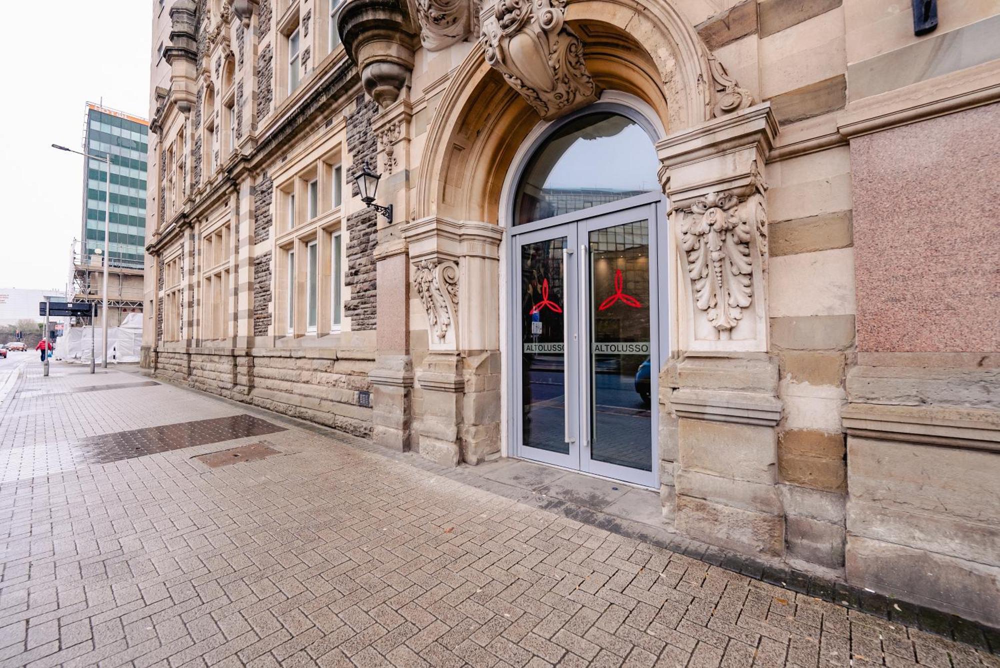 Apartment Luxurious Penthouse With Panoramic Views & Free Parking In Centre Cardiff