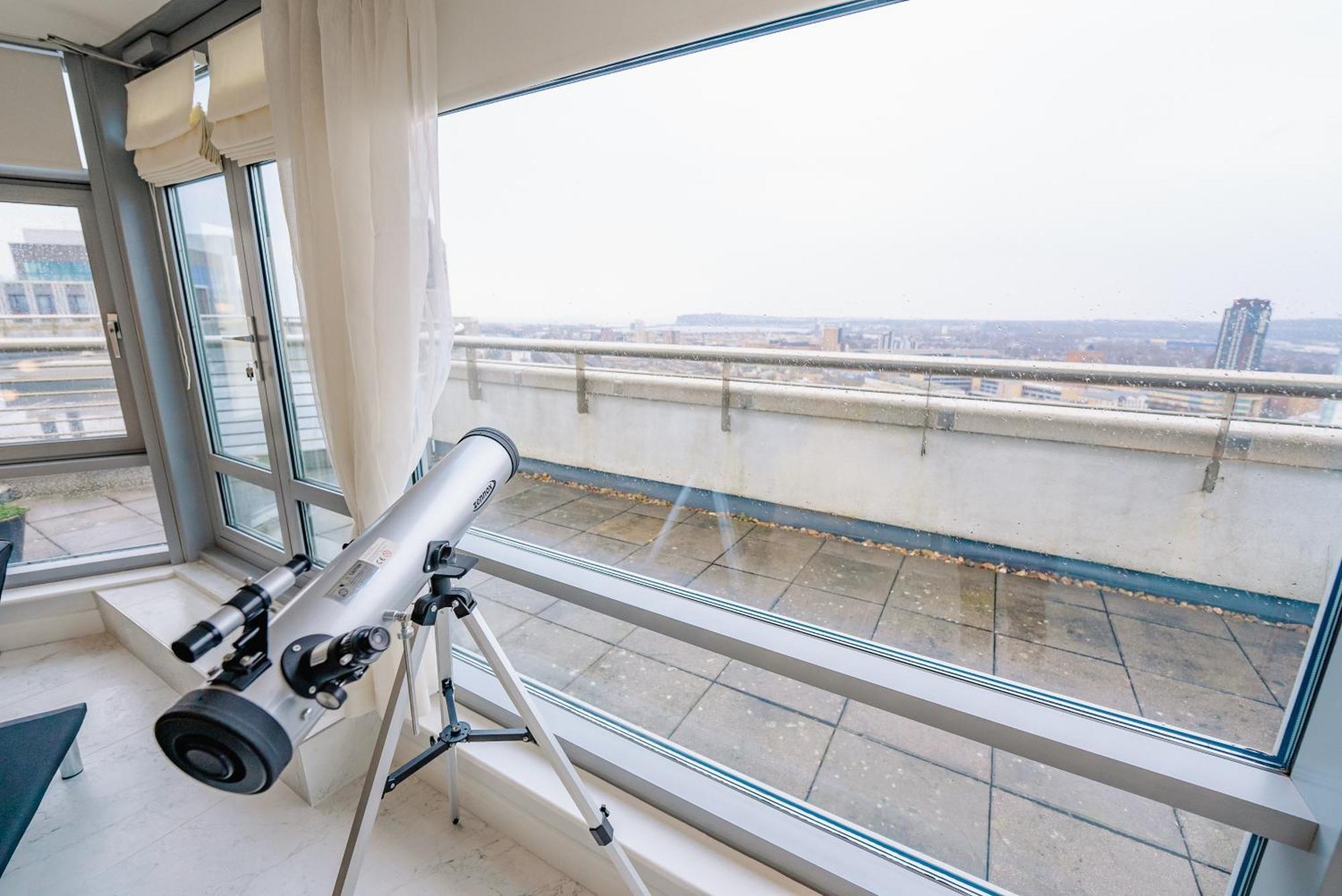 Luxurious Penthouse With Panoramic Views & Free Parking In Centre *