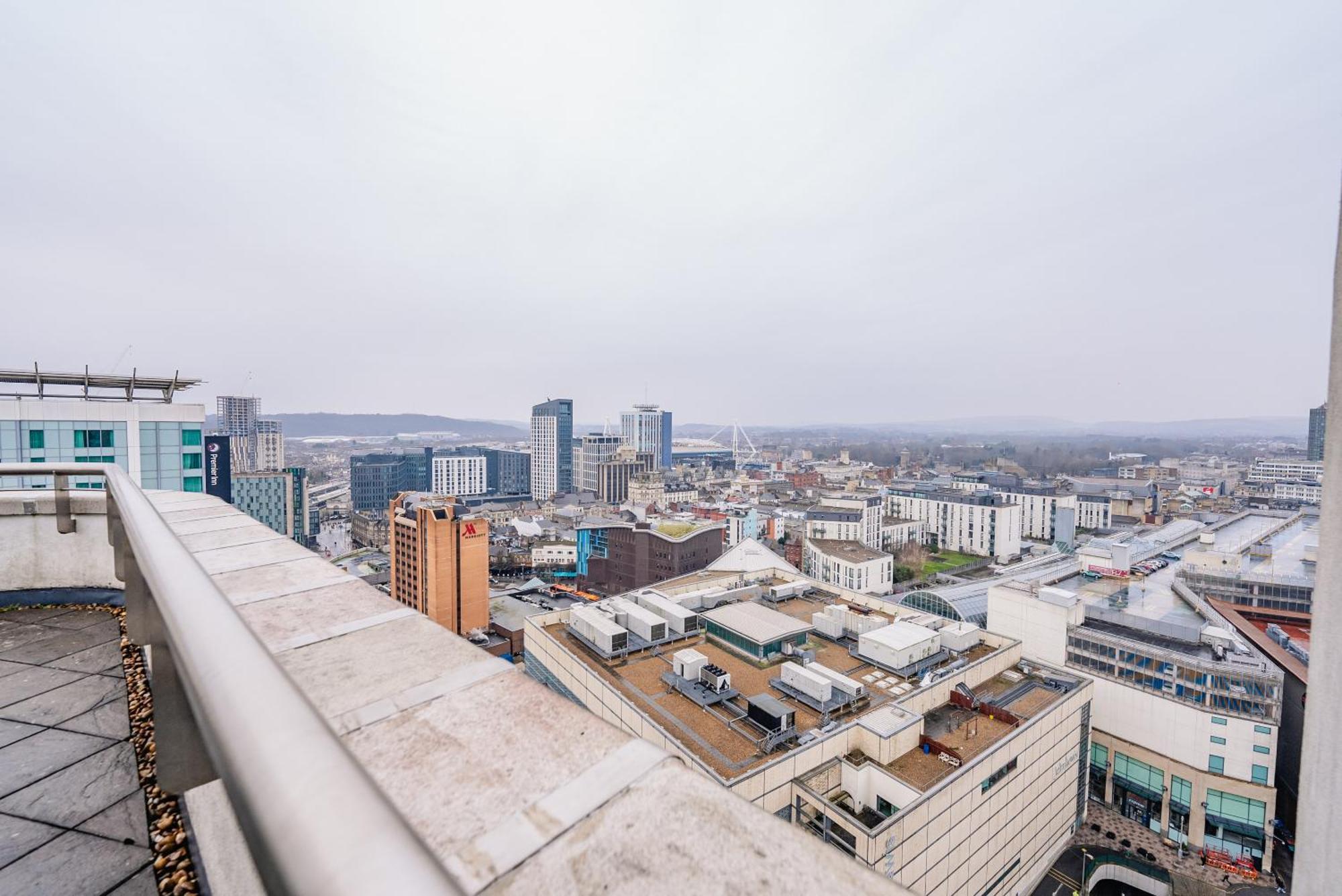 Luxurious Penthouse With Panoramic Views & Free Parking In Centre Cardiff