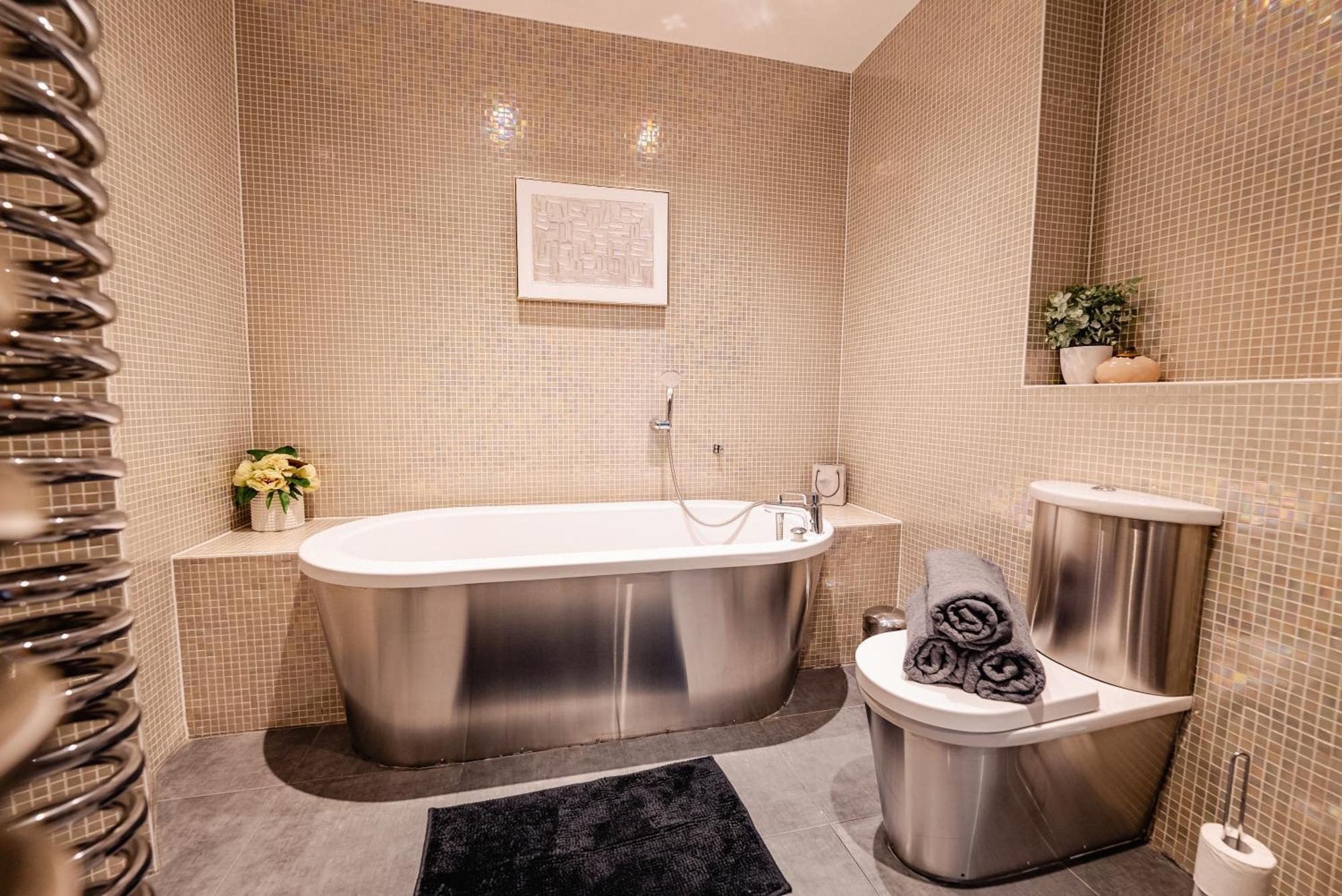 Apartment Luxurious Penthouse With Panoramic Views & Free Parking In Centre