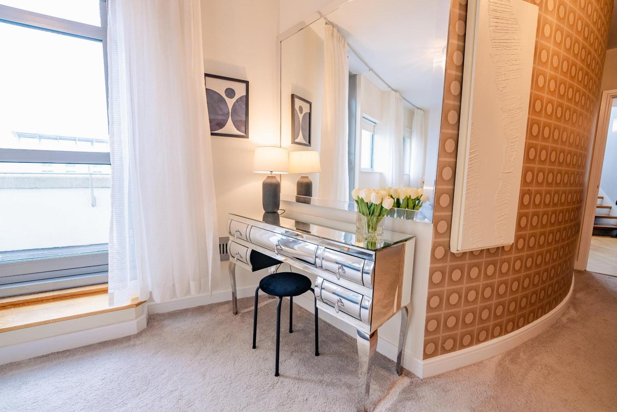 Apartment Luxurious Penthouse With Panoramic Views & Free Parking In Centre Cardiff