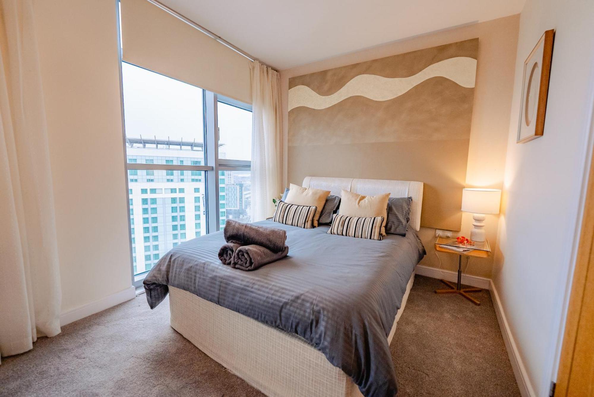Luxurious Penthouse With Panoramic Views & Free Parking In Centre *