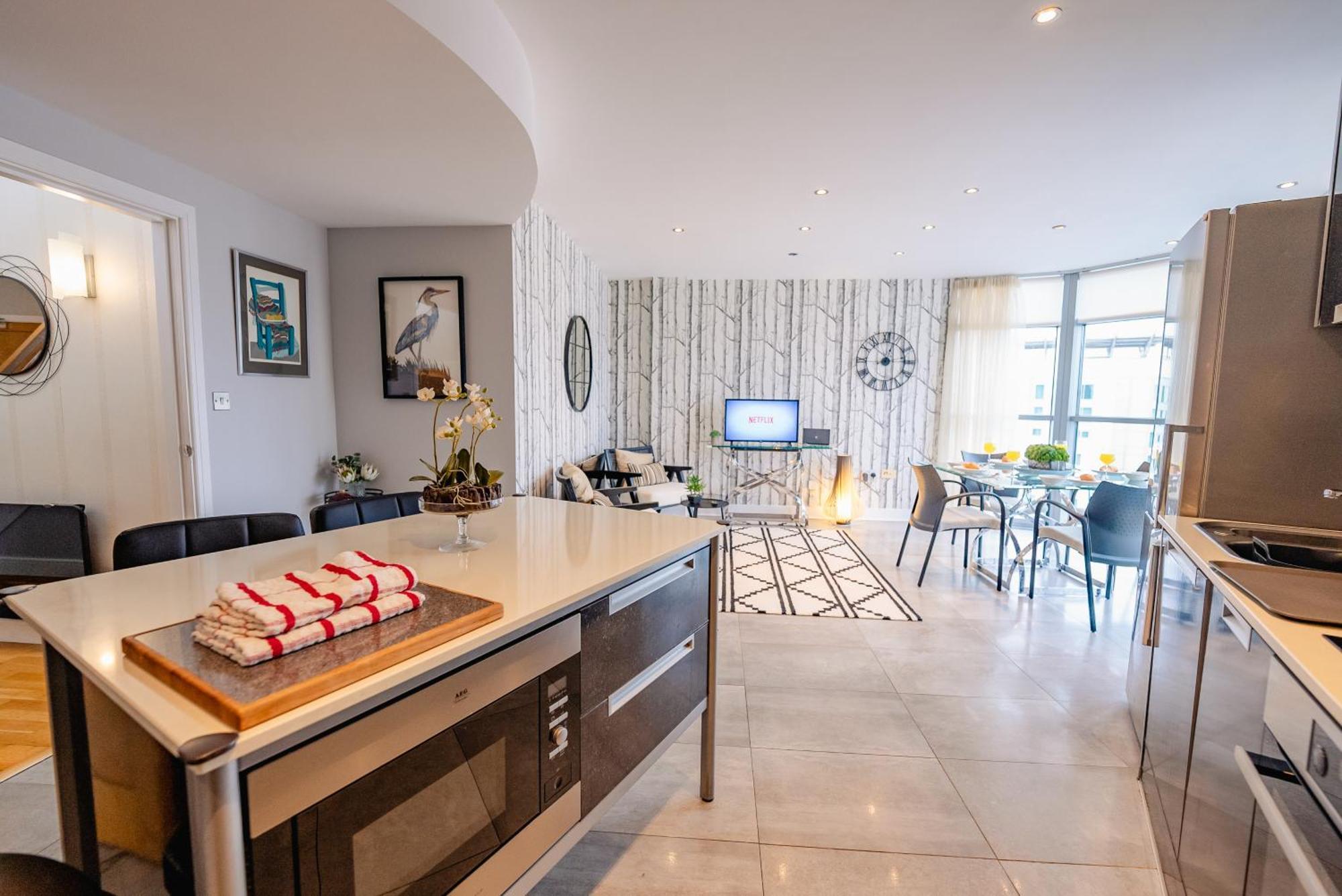Luxurious Penthouse With Panoramic Views & Free Parking In Centre