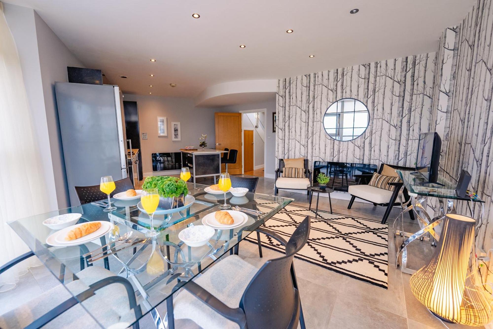 Apartment Luxurious Penthouse With Panoramic Views & Free Parking In Centre