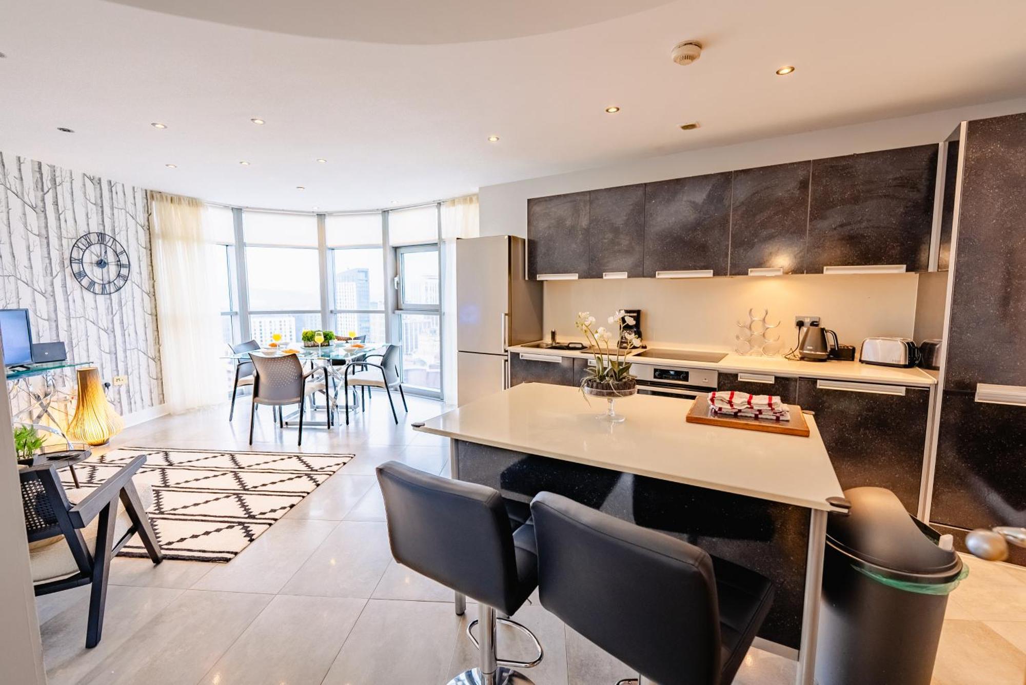 Luxurious Penthouse With Panoramic Views & Free Parking In Centre Apartment Cardiff