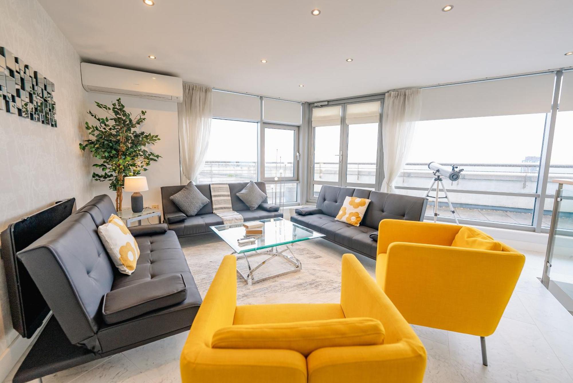Luxurious Penthouse With Panoramic Views & Free Parking In Centre Cardiff