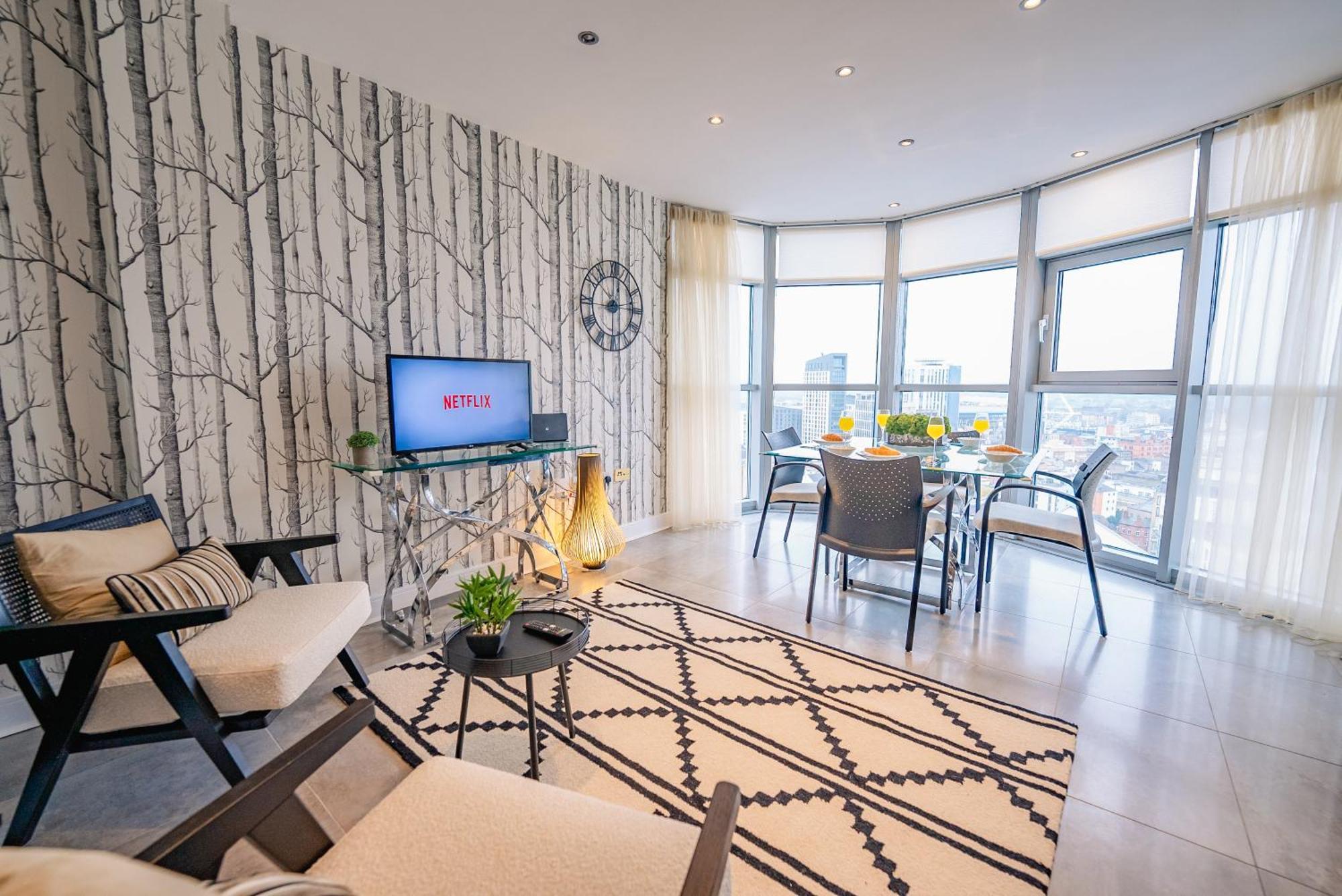 Luxurious Penthouse With Panoramic Views & Free Parking In Centre Apartment *