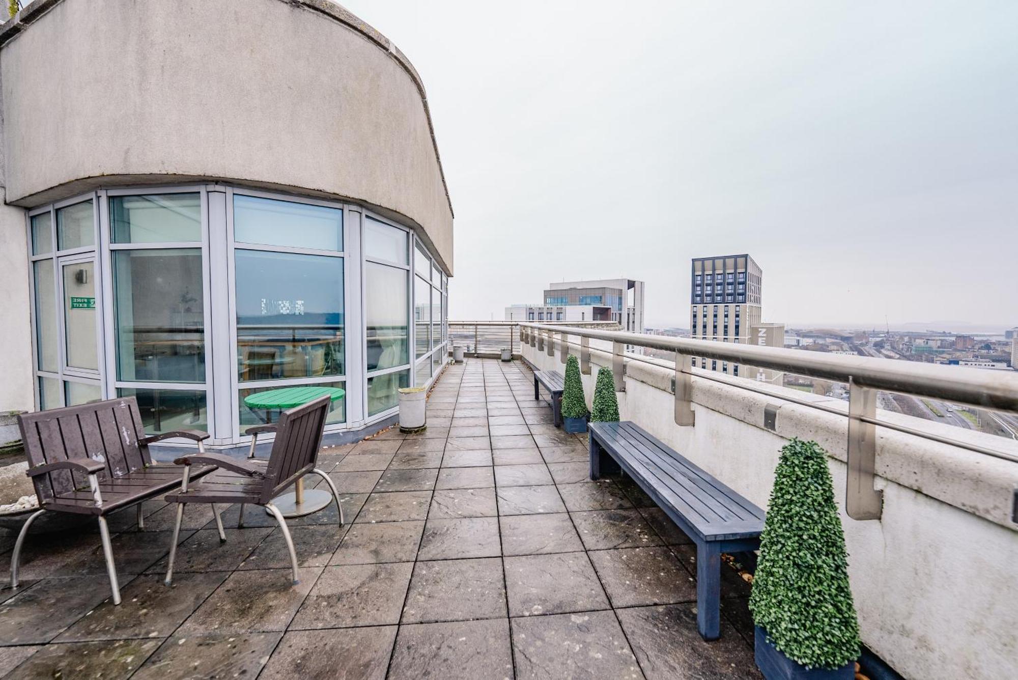 Luxurious Penthouse With Panoramic Views & Free Parking In Centre *