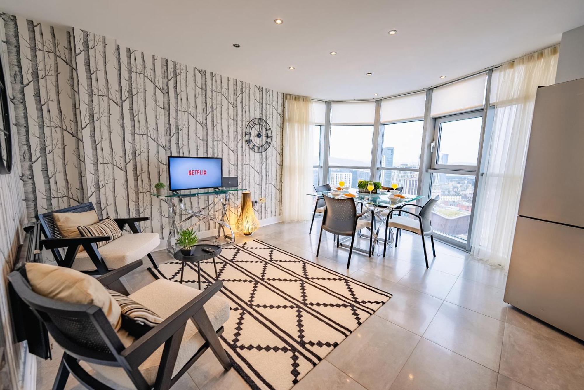 Luxurious Penthouse With Panoramic Views & Free Parking In Centre Cardiff