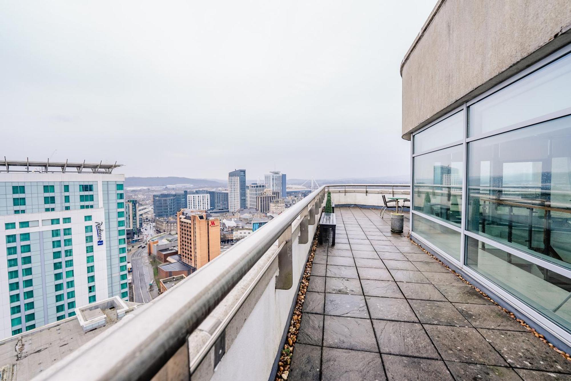 Luxurious Penthouse With Panoramic Views & Free Parking In Centre Apartment Cardiff