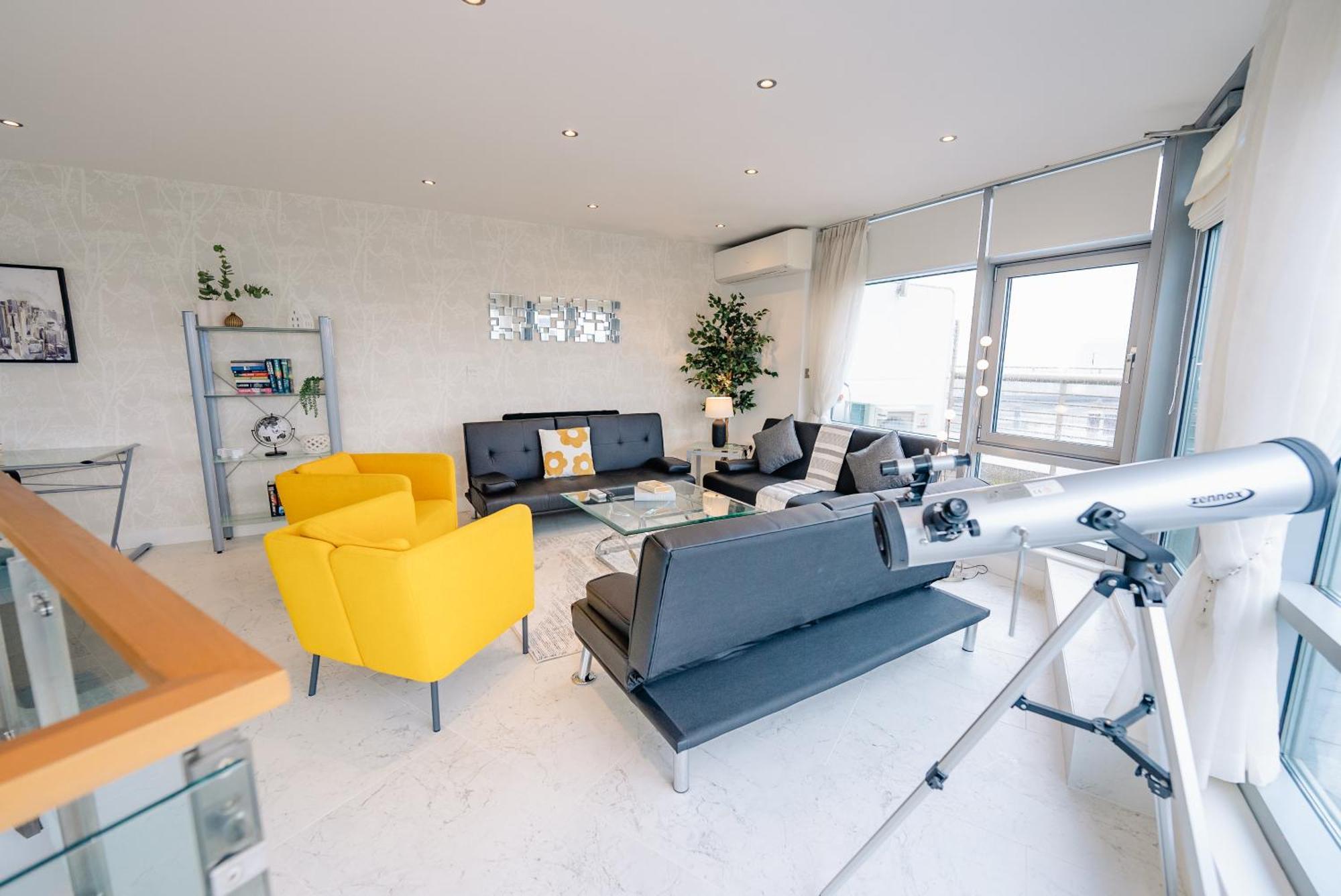 Luxurious Penthouse With Panoramic Views & Free Parking In Centre *