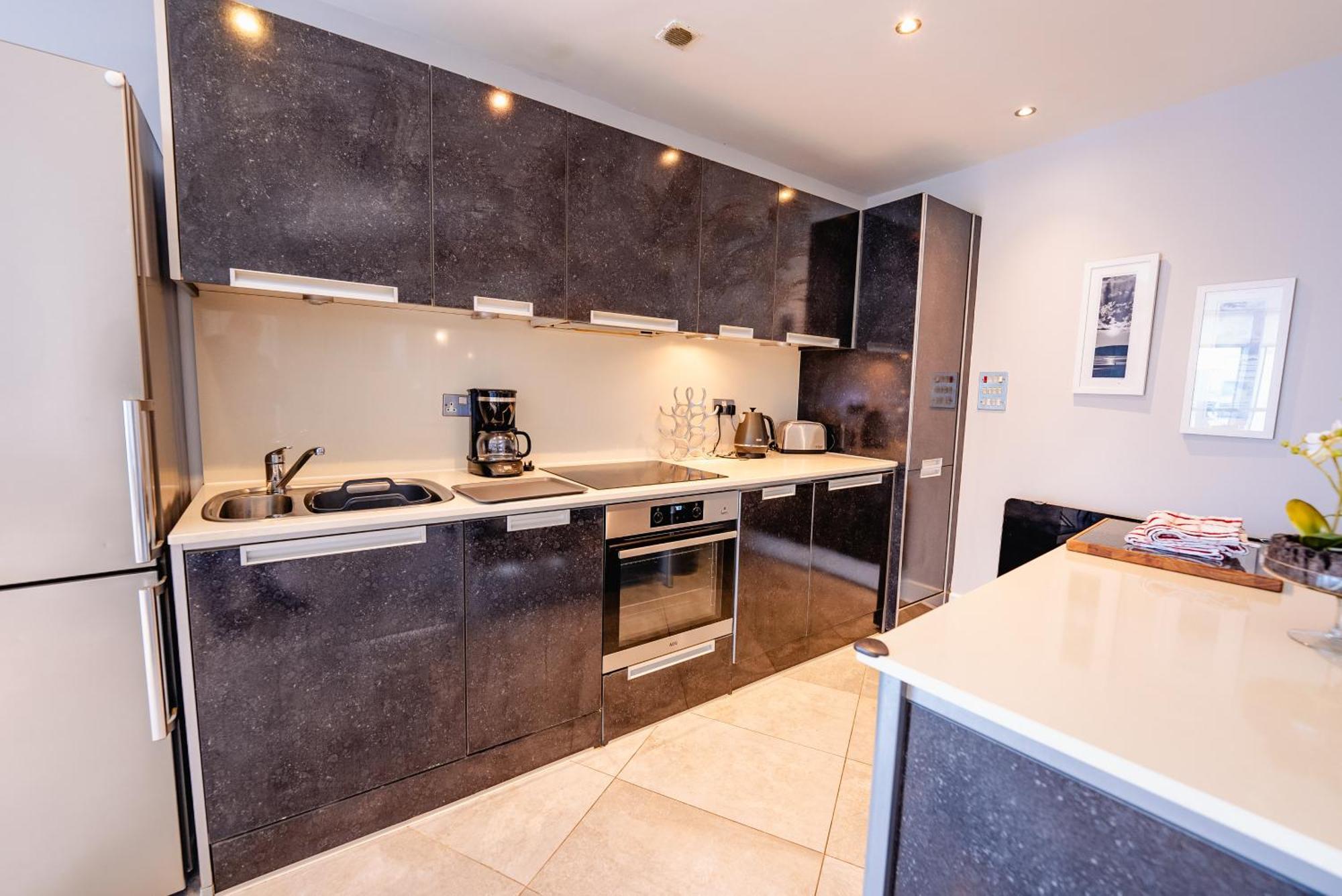 Luxurious Penthouse With Panoramic Views & Free Parking In Centre Apartment *