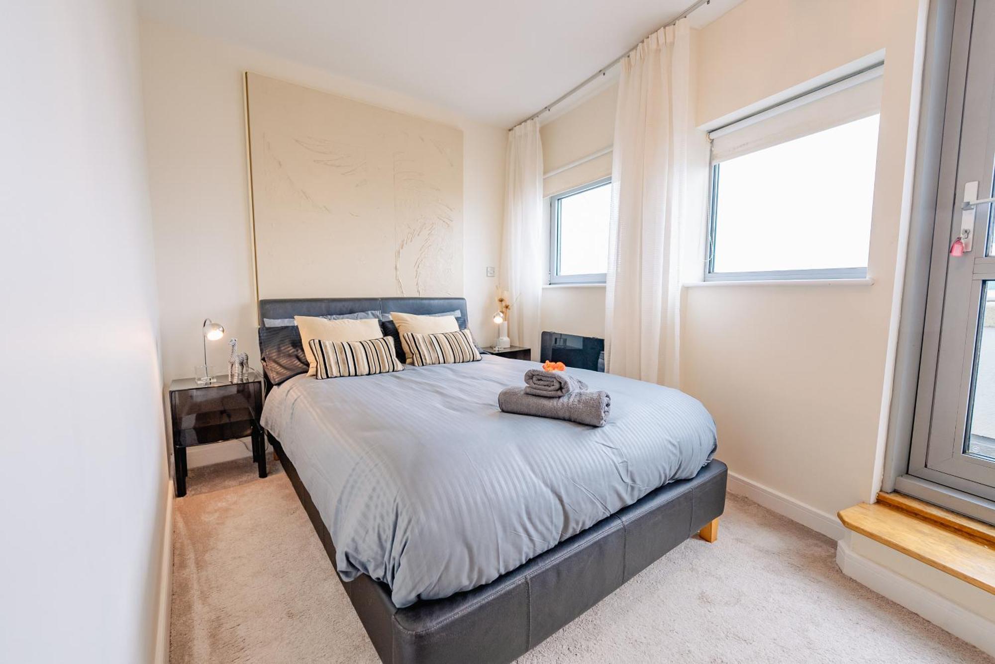 Luxurious Penthouse With Panoramic Views & Free Parking In Centre *