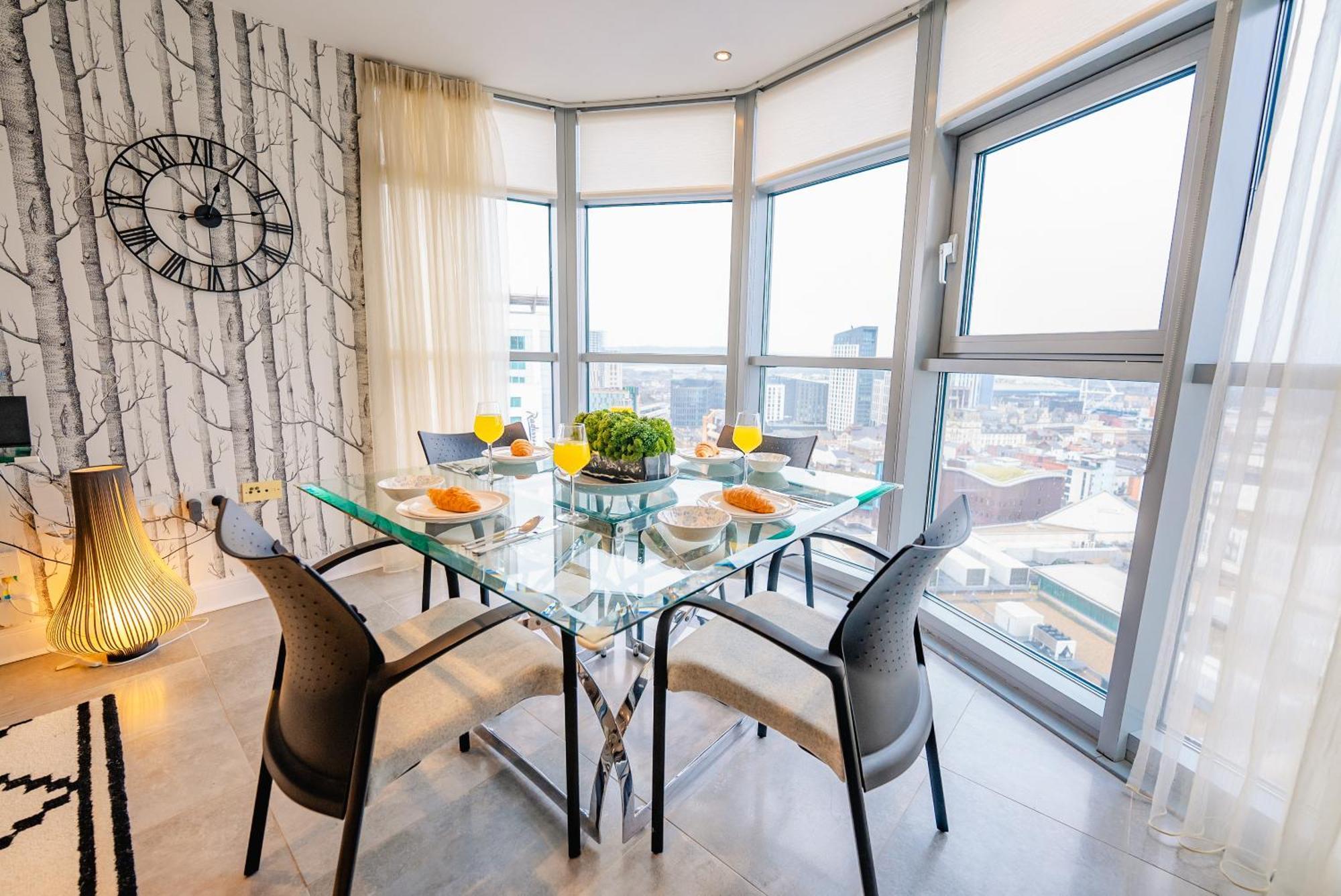 Luxurious Penthouse With Panoramic Views & Free Parking In Centre Apartment *
