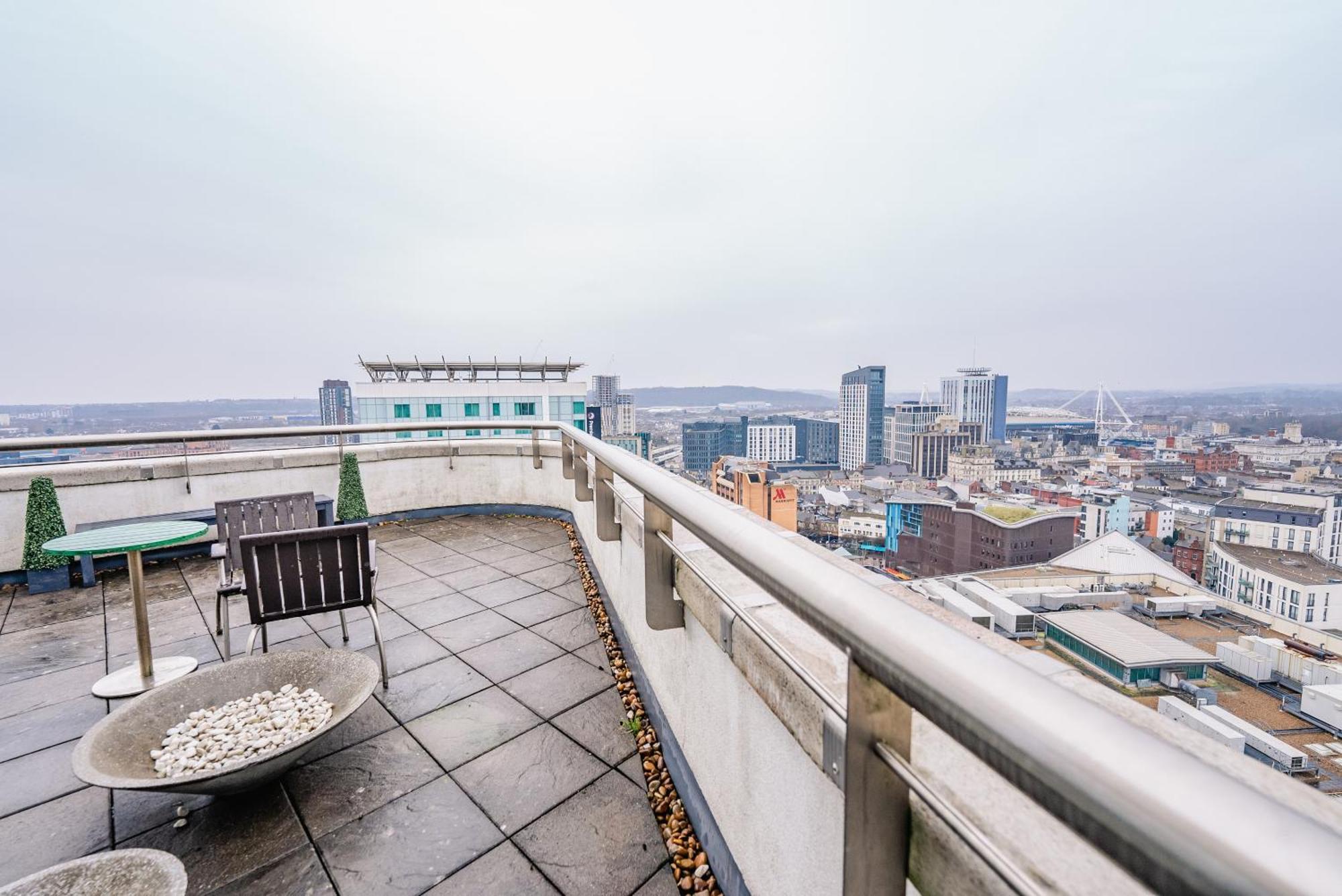 Luxurious Penthouse With Panoramic Views & Free Parking In Centre Apartment