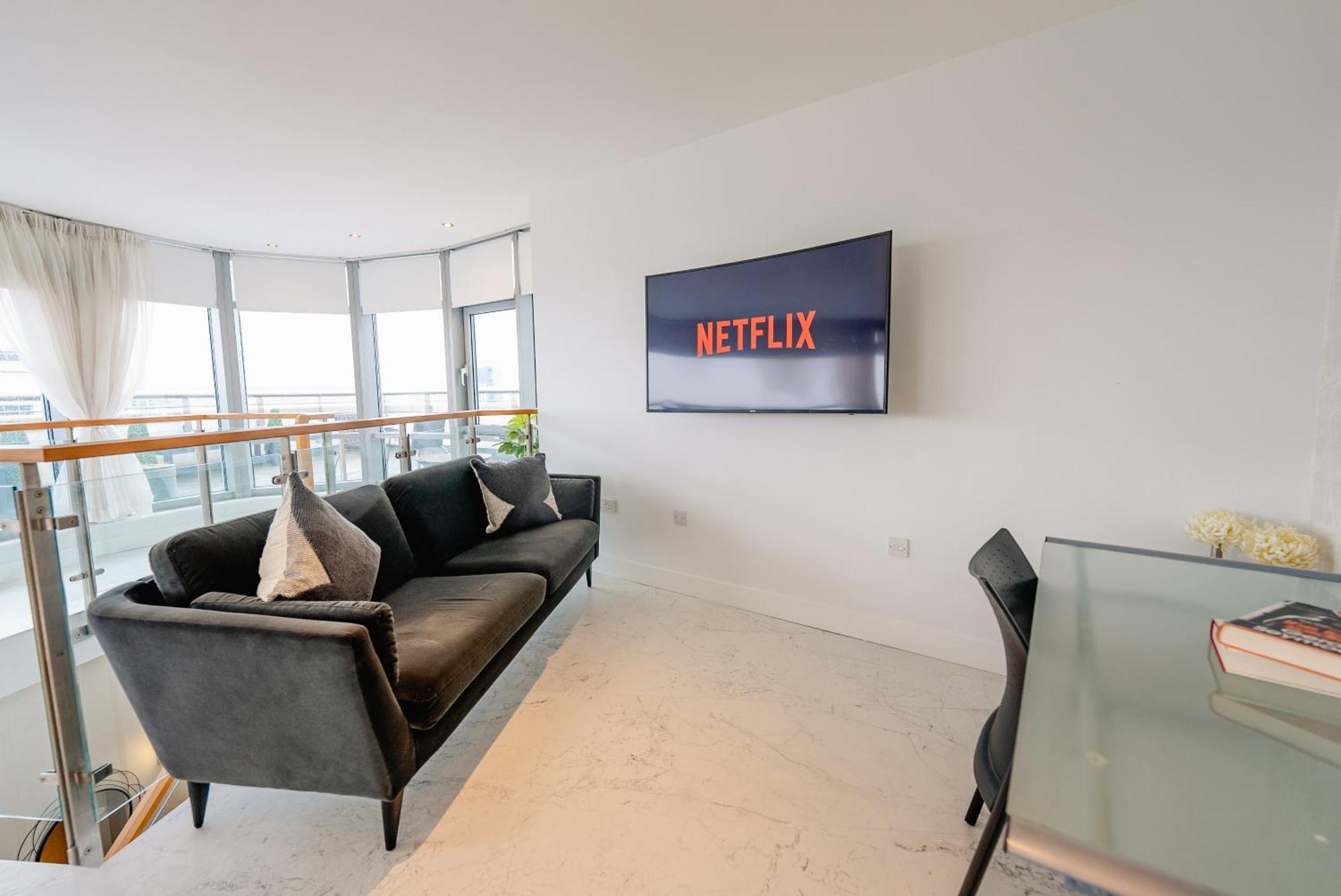 Luxurious Penthouse With Panoramic Views & Free Parking In Centre Apartment *