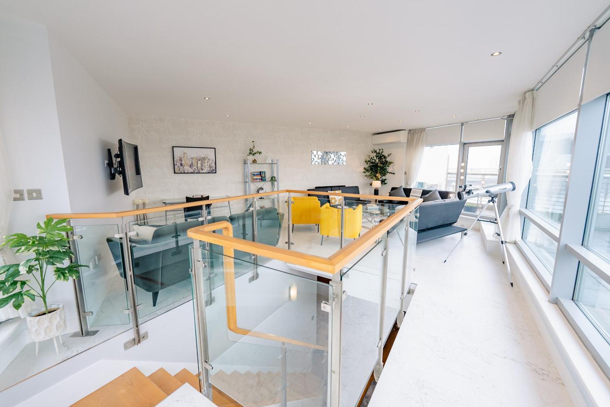 Luxurious Penthouse With Panoramic Views & Free Parking In Centre Apartment Cardiff