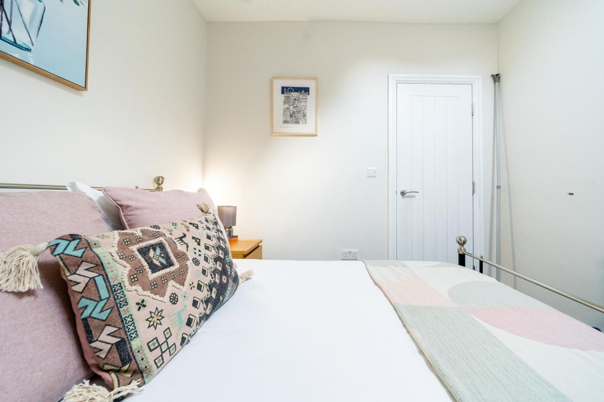 Howard Gardens - 1 Bedroom In Centre