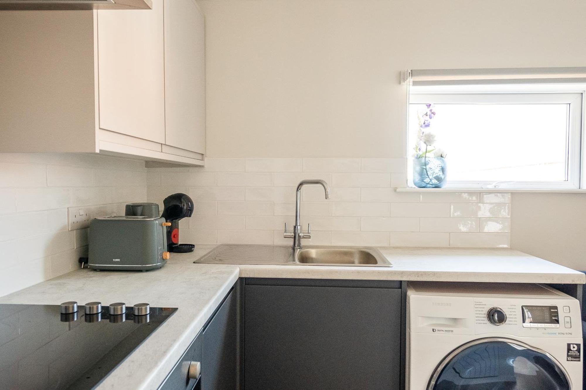 Howard Gardens - 1 Bedroom In Centre