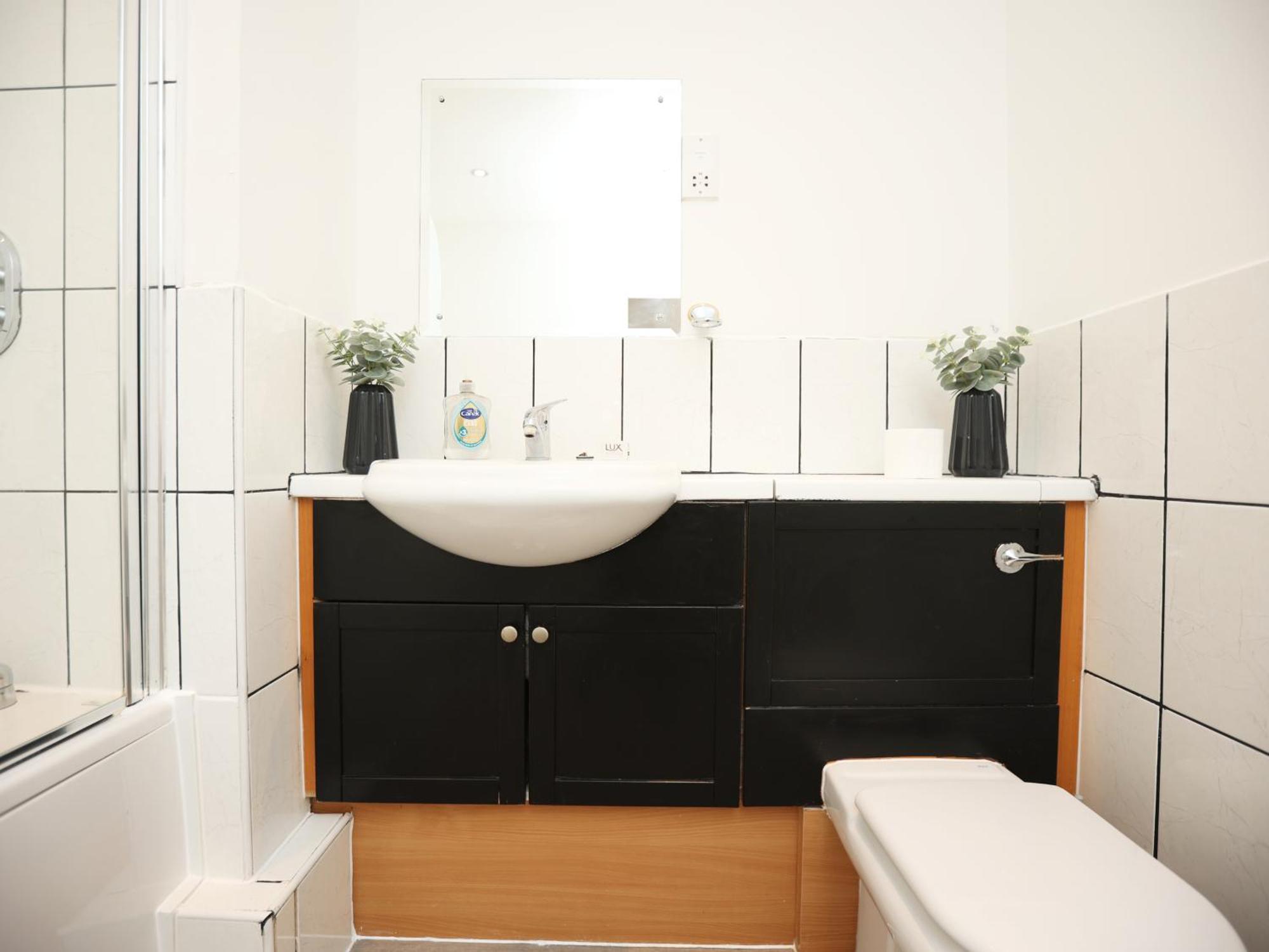 Queen Street Executive By N And N Stays, Close To Centre, Restaurants And Shops, Secure Private Parking, Perfect Location While Visiting For Work Or A Short Break Cardiff