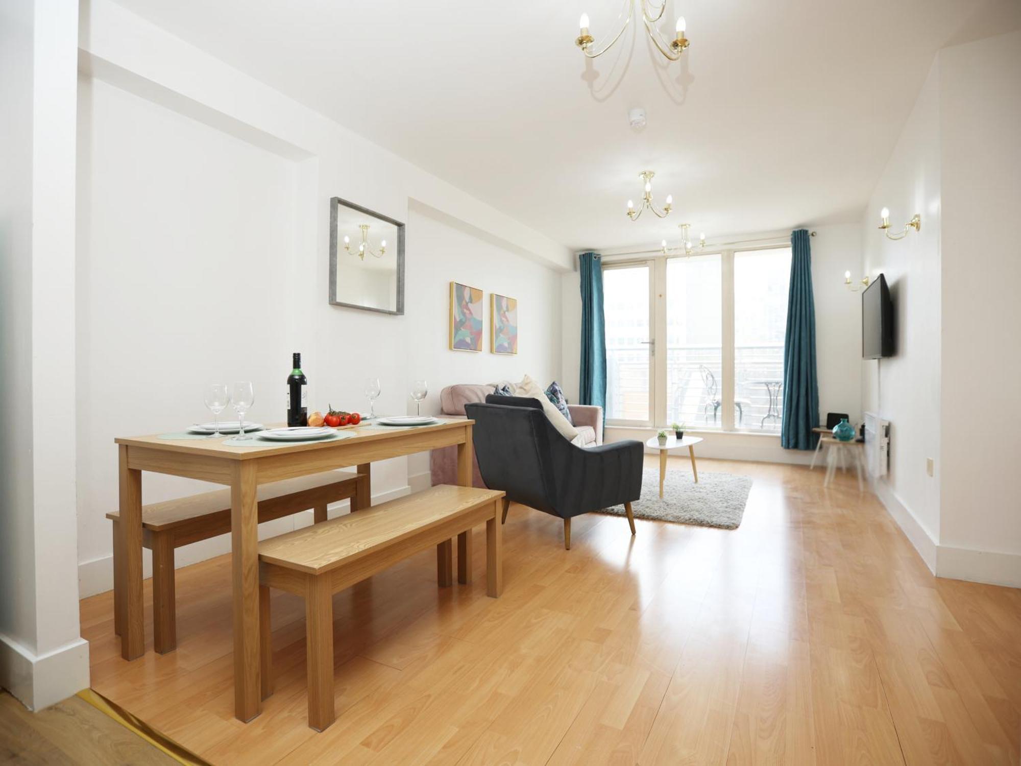 Queen Street Executive By N And N Stays, Close To Centre, Restaurants And Shops, Secure Private Parking, Perfect Location While Visiting For Work Or A Short Break Cardiff
