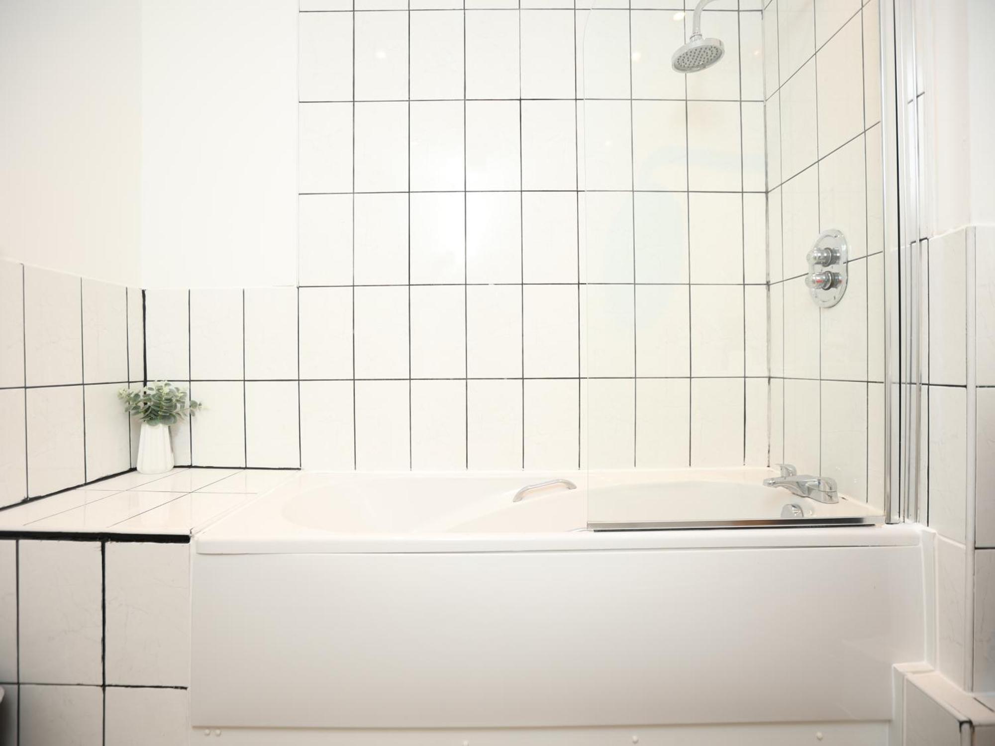 Queen Street Executive By N And N Stays, Close To Centre, Restaurants And Shops, Secure Private Parking, Perfect Location While Visiting For Work Or A Short Break * Cardiff
