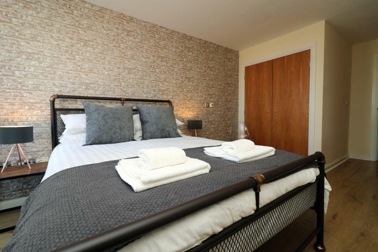 Central Century Wharf - Perfect Location, Swimming Pool And Gym Access Apartment *